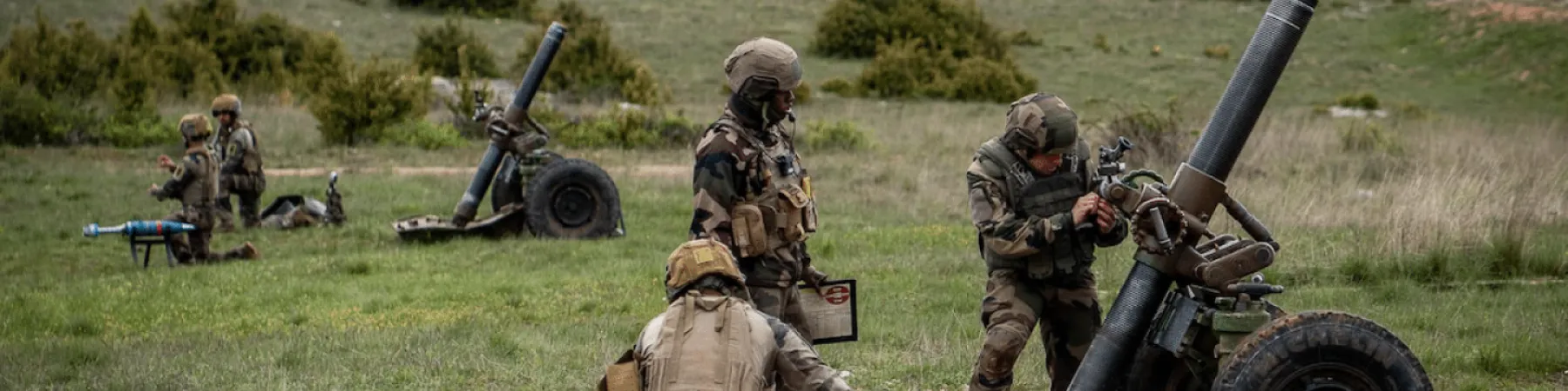 Légionnaires du 13e DBLE opérant un mortier lourd de 120 mm sur un champ d'entraînement extérieur.