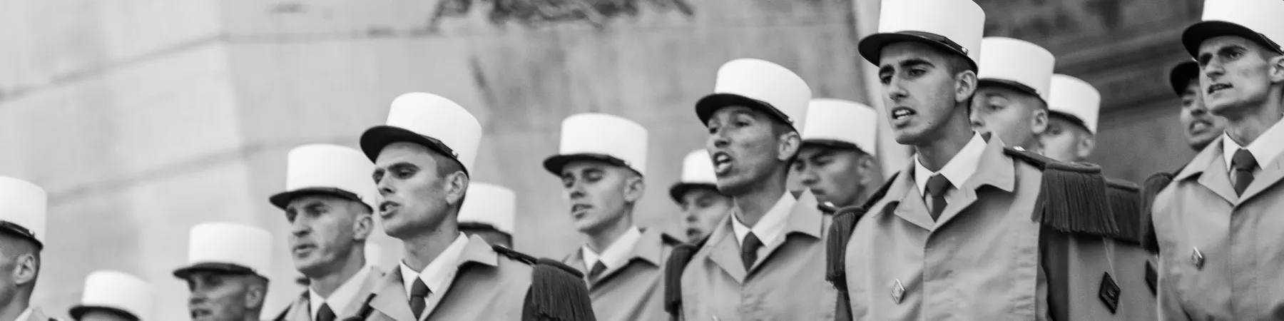Un groupe de soldats chantent en position